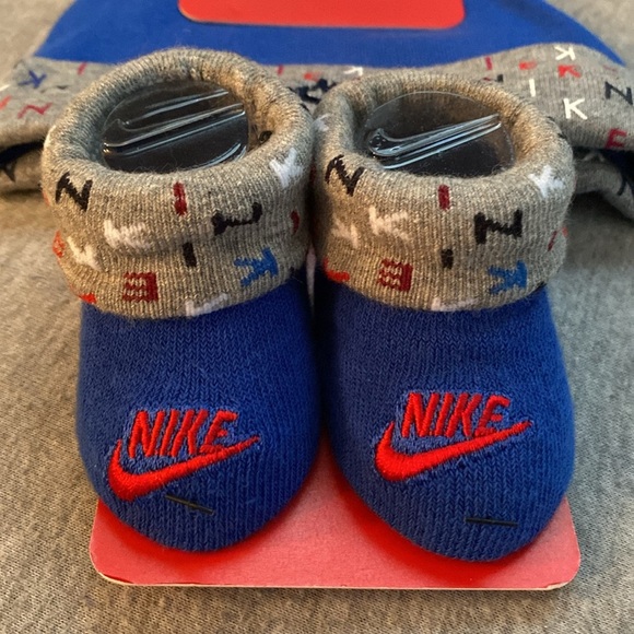 Infant Nike Hat and Sock Set - Picture 2 of 4